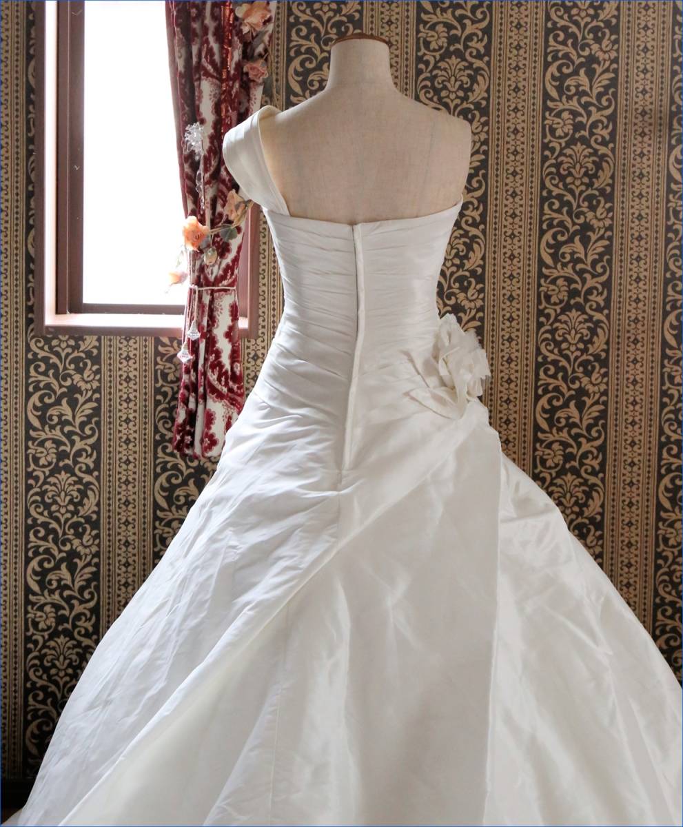 St. Patrick sun Patrick. one shoulder high class wedding dress 7 number S size PRONOVIAS Pro no Via s