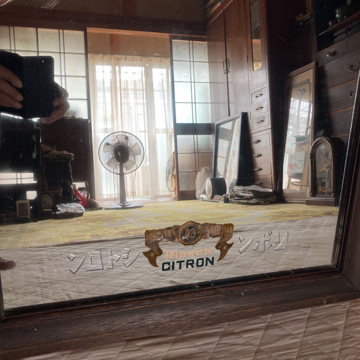 アンティーク .大正.昭和時代.レトロなアサヒビール.リボンシトロン.RIBBON.CITR ONの鏡.純正品.当時物.完品.鏡の枠は堅木の欅.木彫製. アサヒビール木製鏡!リボンシトロン 戦前前レア物。!!