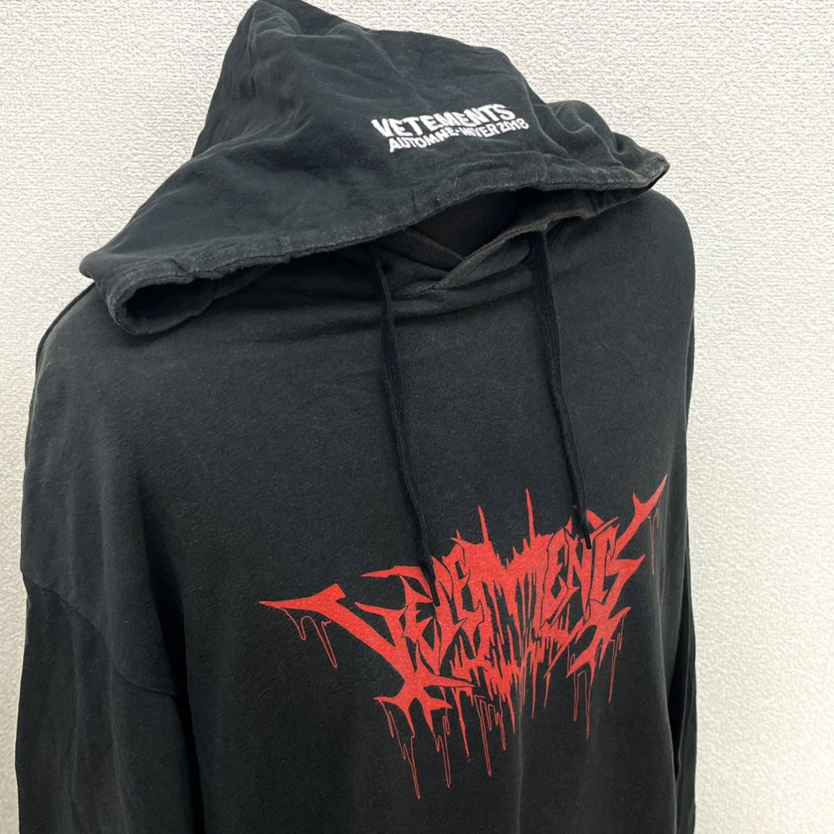 VETEMENTS ヴェトモン 17AW ロゴ刺繍 メタルロゴプリント プル VETEMENTS ヴェトモン 17AW ロゴ刺繍 メタルロゴプリント プル