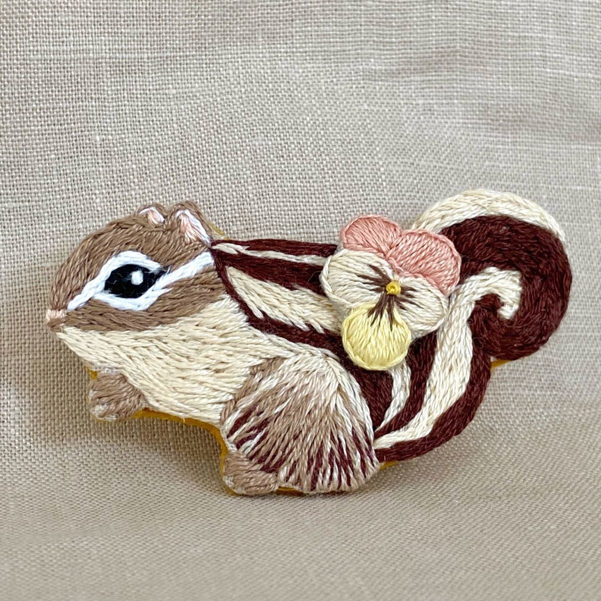専用】シマリスの刺繍ブローチ リネン生地 ハンドメイド|PayPayフリマ