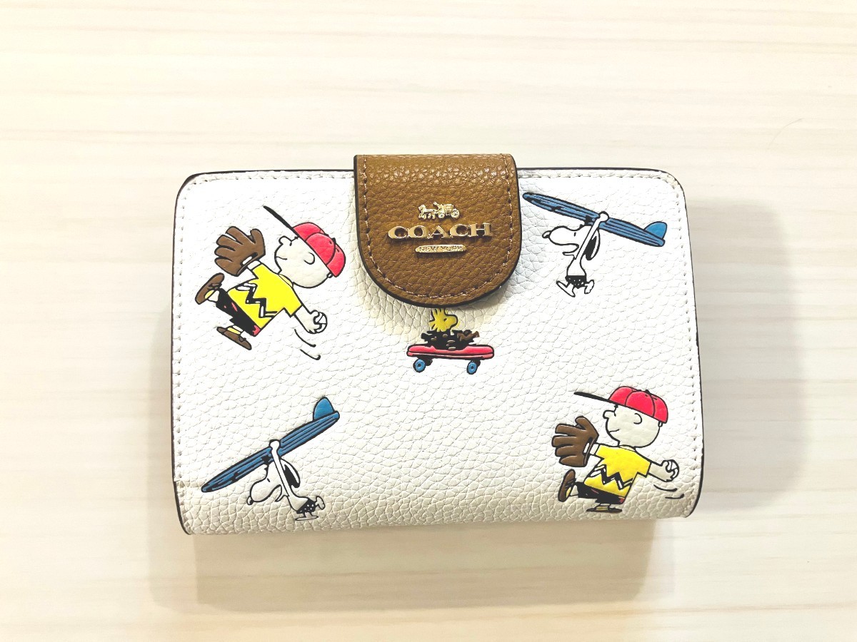PayPayフリマ|新品 コーチ COACH 財布 二つ折り財布 PEANUTSコラボ 白