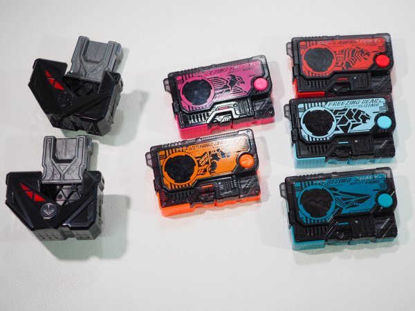 ☆A6315☆仮面ライダーゼロワン DX版 プログライズキー ５個 & ホルダー２個