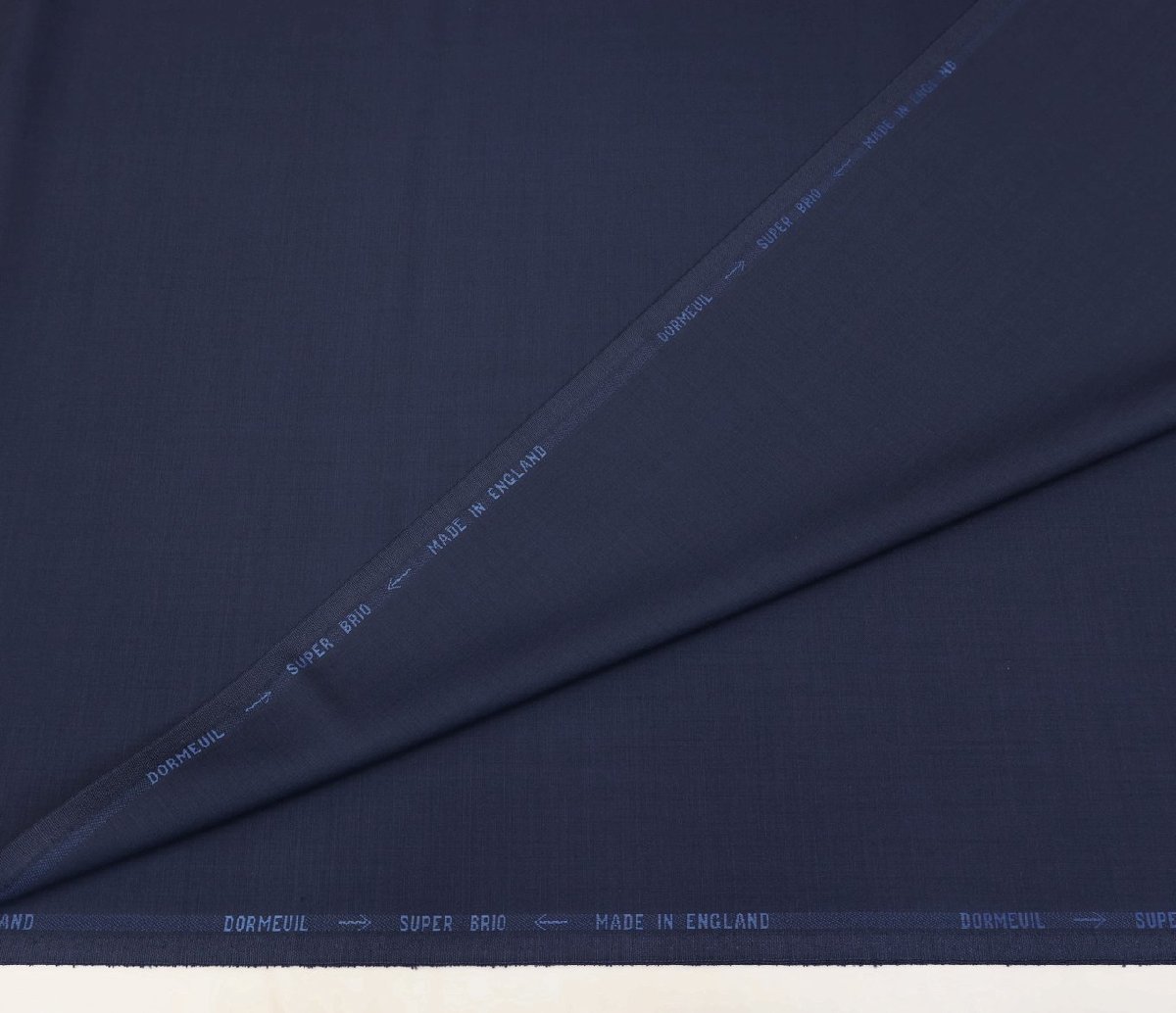 ●ドーメル社代表作「スーパーブリオ」定番の紺無地・超高級60%skモヘア・美しい光沢です。XSスーツまたはジャケット・長さ2.6/2.4m_画像4