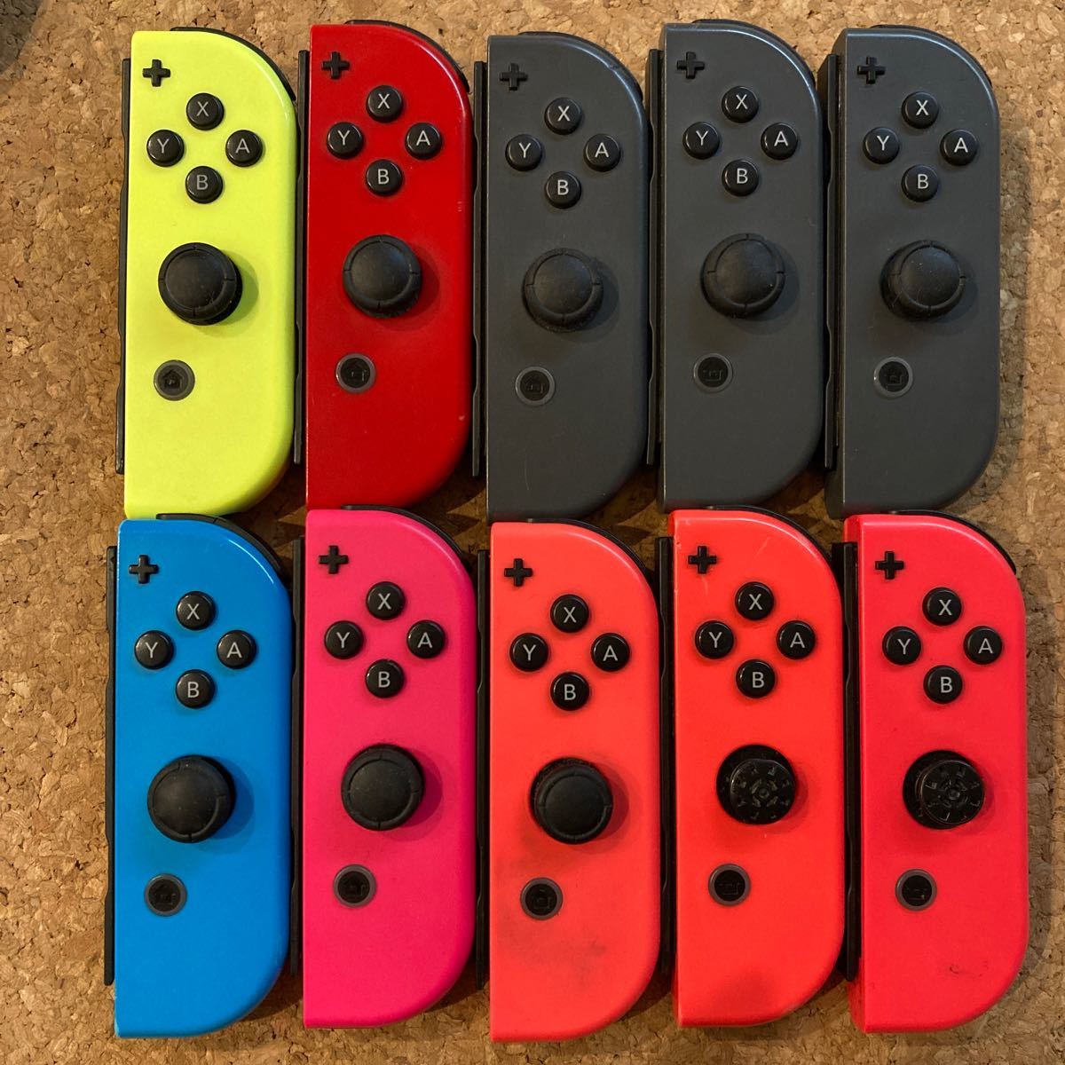ジャンク品　 Nintendo Switch Joy-Con 左４個、右10個+中古品グリップ2個+Hulu特別ご優待券2枚