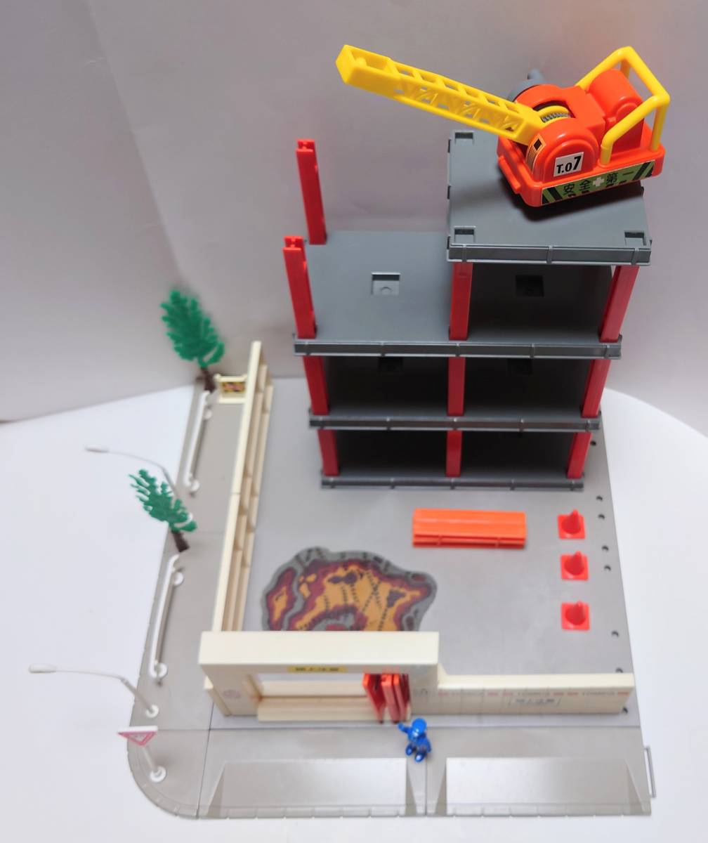 トミカタウン「ビル工事現場」 タカラトミー 初期 中古商品 送料 トミカタウン「ビル工事現場」 タカラトミー 初期 中古商品 送料