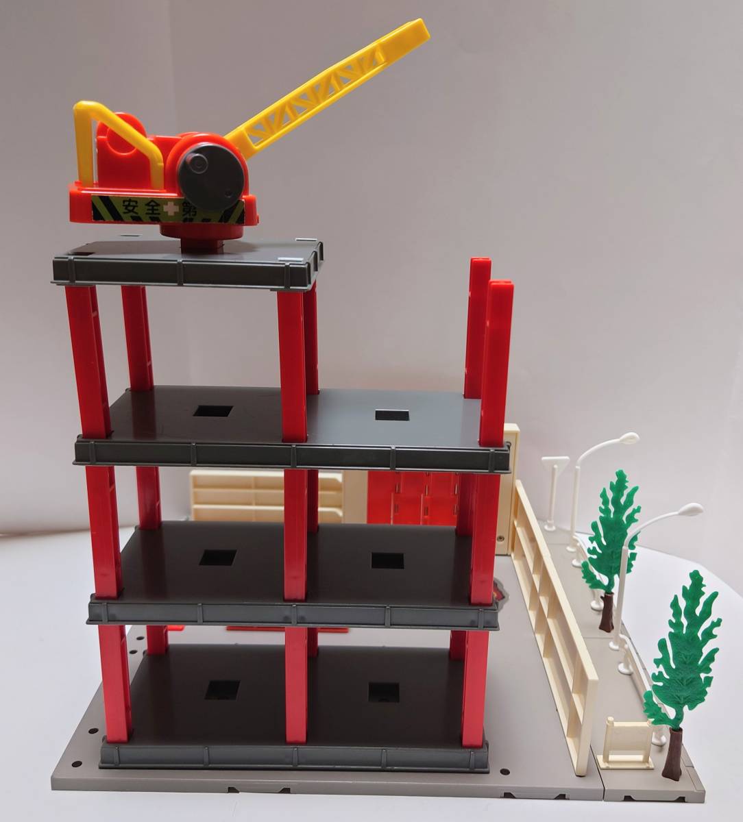 トミカタウン「ビル工事現場」 タカラトミー 初期 中古商品 送料 トミカタウン「ビル工事現場」 タカラトミー 初期 中古商品 送料