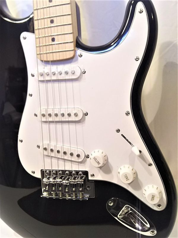 ストラトキャスター Squier エレキギター ストラトキャスタータイプ ブラック(メイプル指板) Fender standard 弦楽器 ★鄭8 by