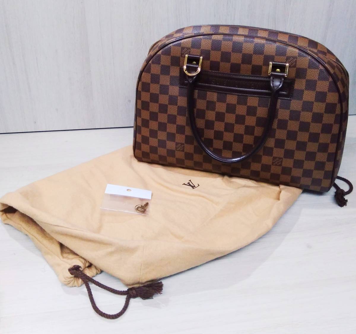 (訳ありセール 格安) LOUIS 【保存袋・カデナ(鍵)付き】 VUITTON ハンドバッグ ノリータ ダミエ ハンドバッグ (訳ありセール 格安) LOUIS 【保存袋・カデナ(鍵)付き】 VUITTON ハンドバッグ ノリータ ダミエ ハンドバッグ