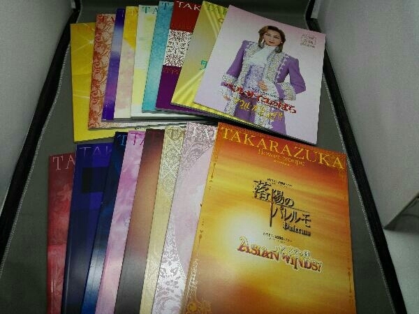 宝塚 パンフレットTAKARAZUKA(2005.1.2～2006.12.24)+ベルサイユのばら 星組公演の17冊セット_画像1