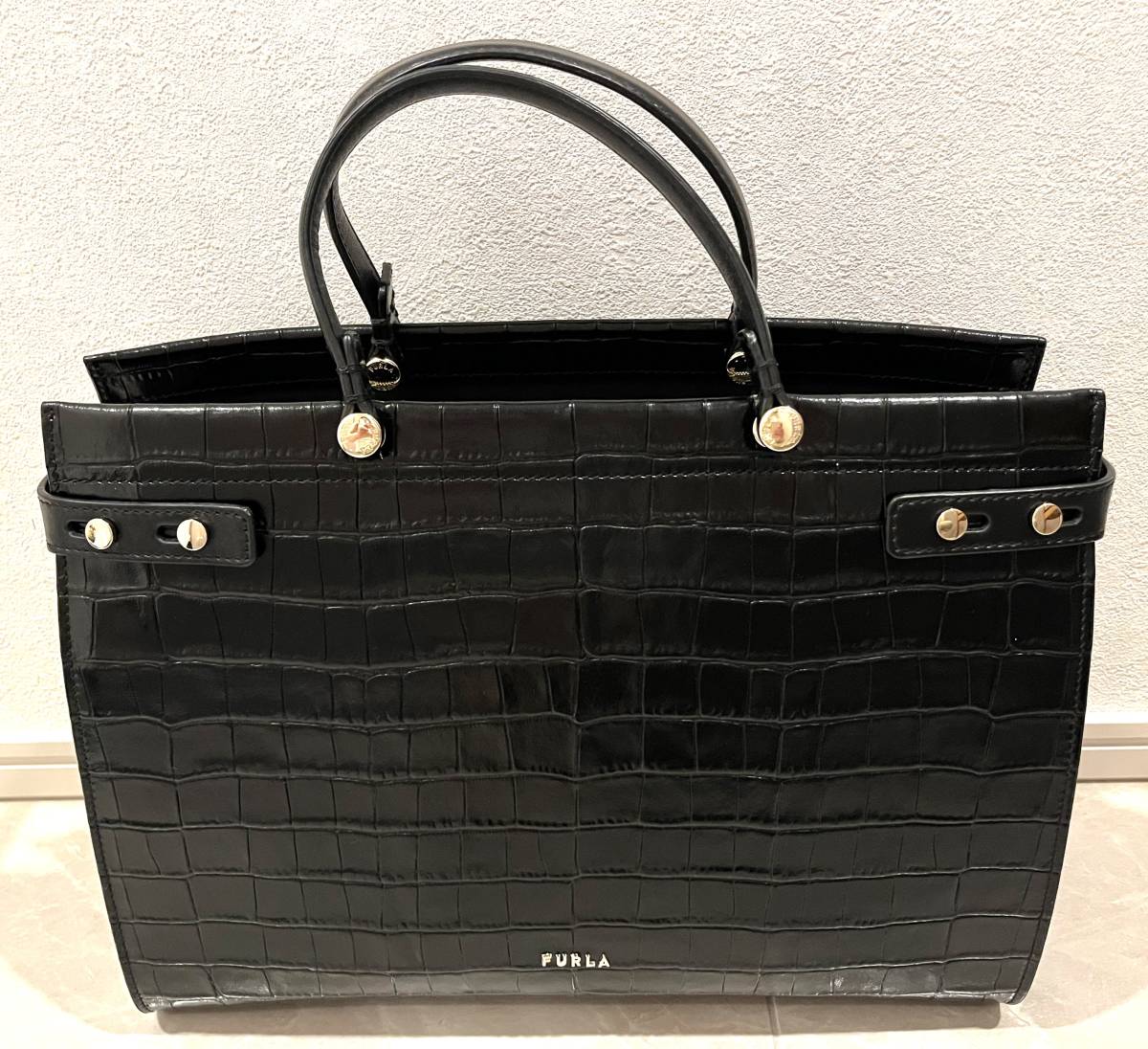 愛用 【FURLAフルラ】正規品 バッグ 型押し 黒 美品 百貨店にて購入 ハンドバッグ 愛用 【FURLAフルラ】正規品 バッグ 型押し 黒 美品 百貨店にて購入 ハンドバッグ
