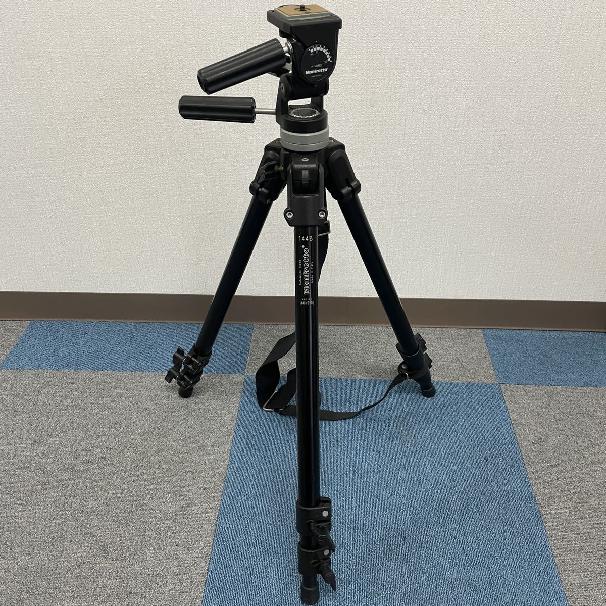 Yahoo!オークション - 三脚 Manfrotto 144b 雲台 141RC Yahoo!オークション - 三脚 Manfrotto 144b 雲台 141RC