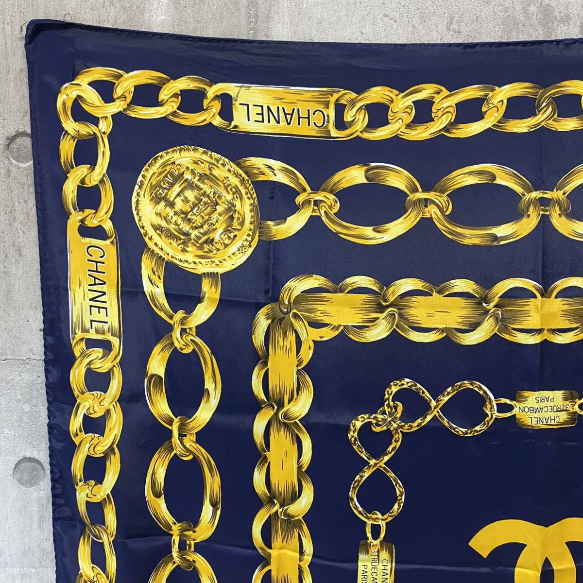 CHANEL シャネル スカーフ ゴールドチェーン柄 ネイビー シルク P1099