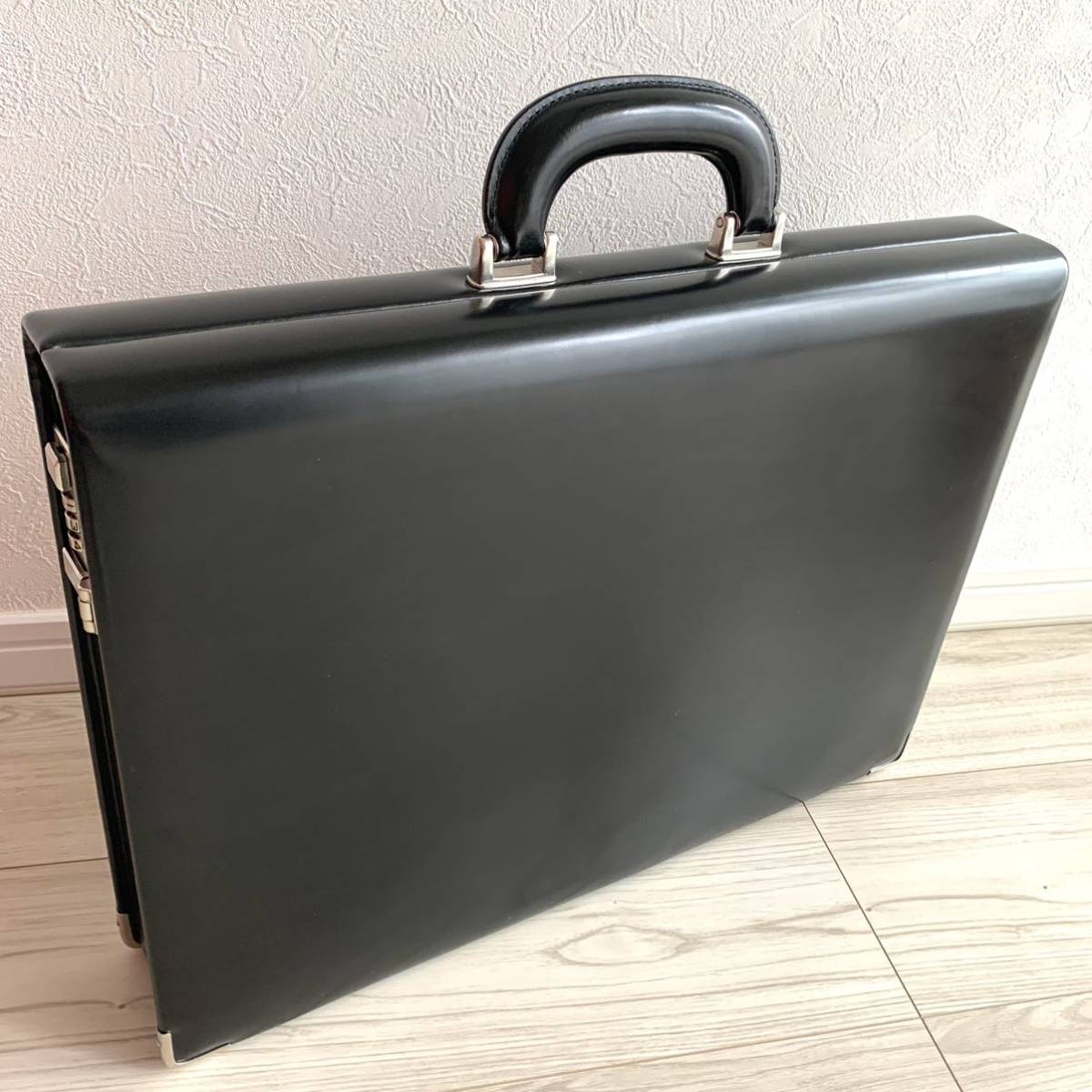 peronipe low ni attache case business bag dial lock black Italy 