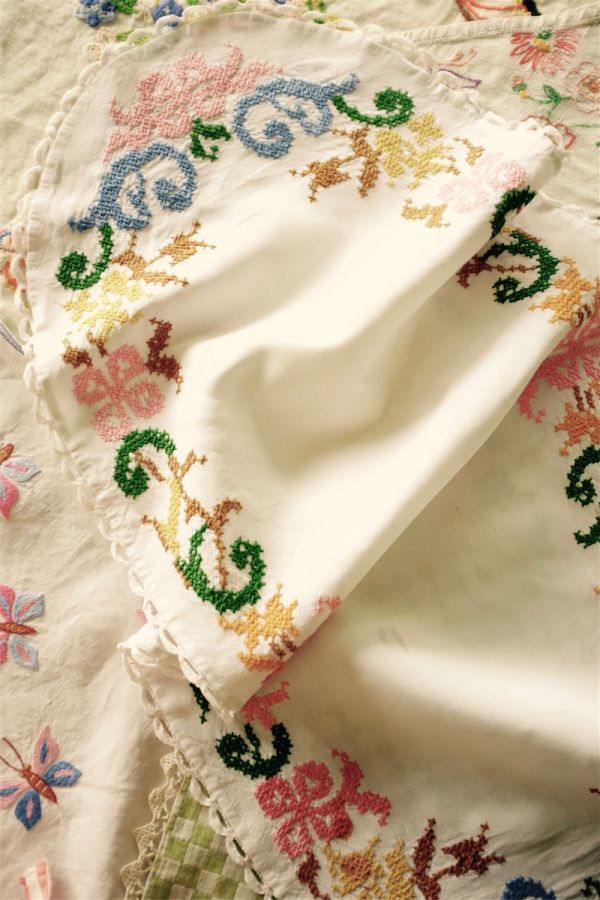 84x37cm フランスアンティーク 手刺繍手縫い リネン リボン絡む庭園とおとぎ話的テーブルセンター 刺繍 ビンテージ クロス レースの画像2