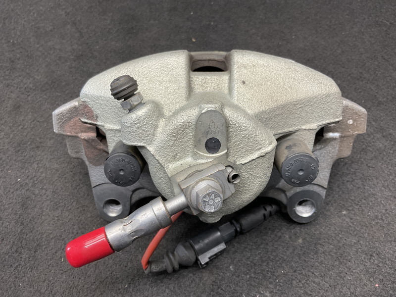 VW047 3C Passat variant R line middle period left front brake calipers *Ate * adherence less 0