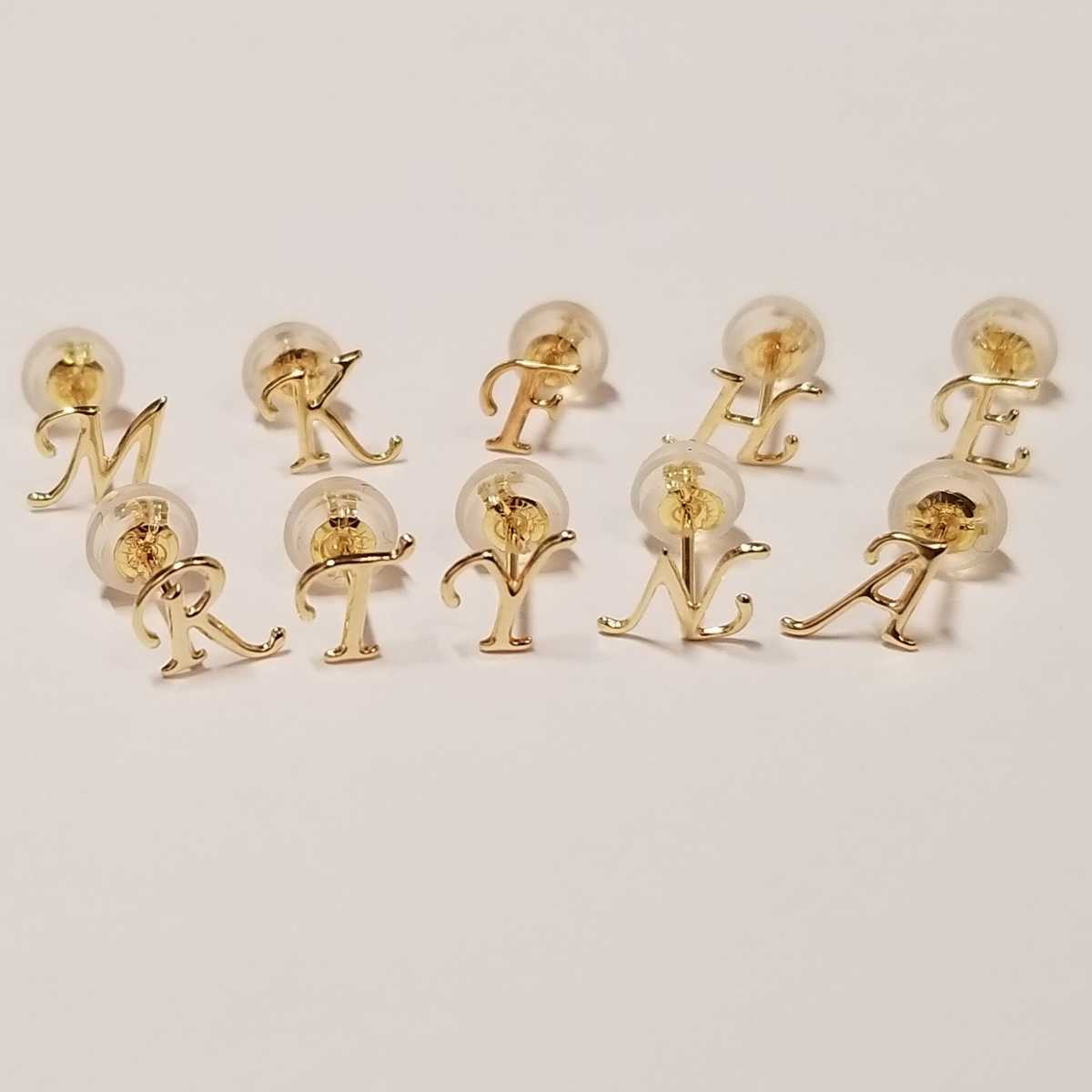 新品 K18イニシャルピアス お好きな2個(1個購入よりお得 )|PayPayフリマ
