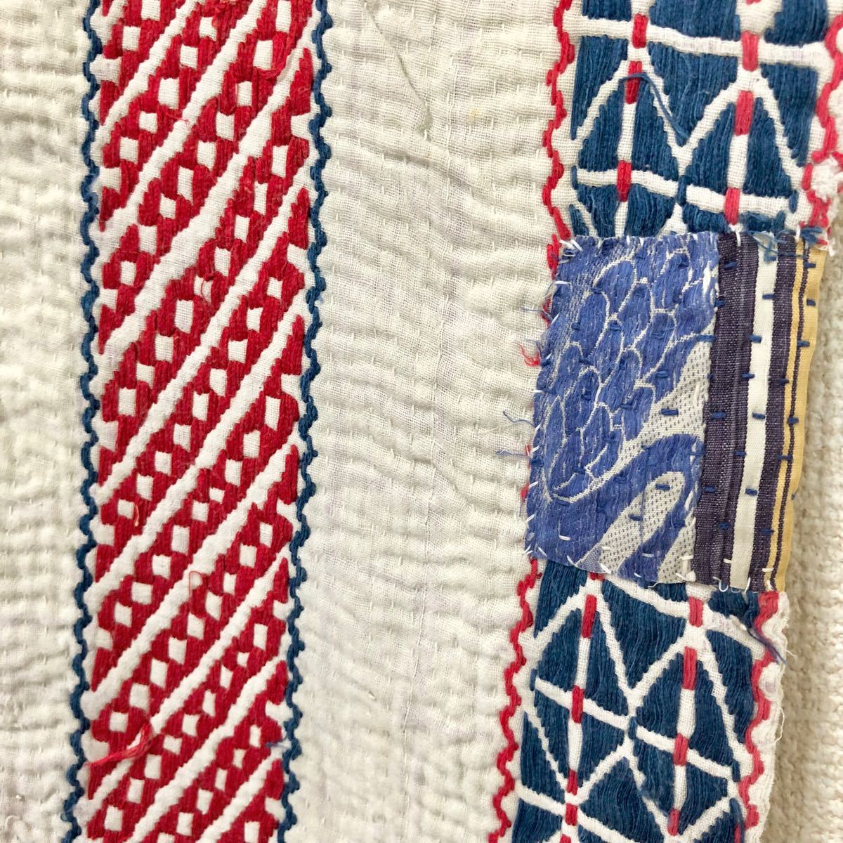 太いカラフル刺繍が可愛いヴィンテージラリーキルト　刺し子　ハンドメイド　襤褸　刺繍　エスニック　リメイク　インド綿　ラグ　