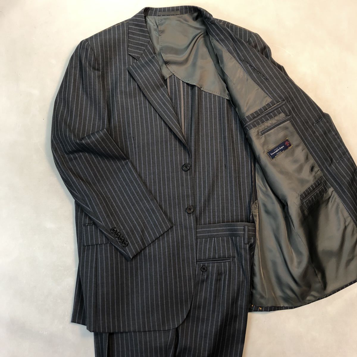 189,000円【Ermenegildo Zegna★BB8】エルメネジルド・ゼニア　新品2Bシングル　メタルグレー系ストライプ　背抜きサイドベント 1タック