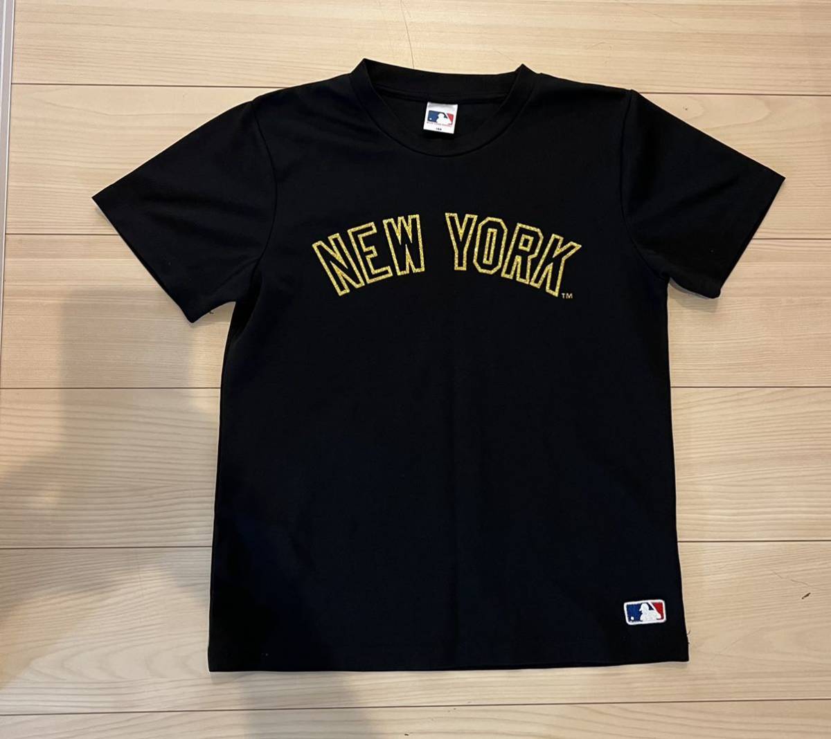 MLB メジャーリーグ　ニューヨークヤンキース　160センチサイズ　金色ラメプリント　半袖Tシャツ 記念Tシャツ_画像1