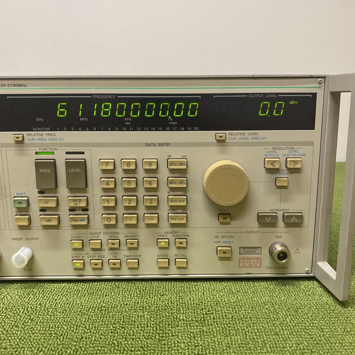 Anritsu/アンリツ「MG3633A」SYNTHESIZED SIGNAL GENERATOR 0.01