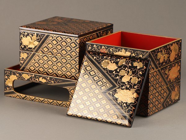 ヤフオク! - 【流】木製漆器 花唐草蒔絵五段重箱 重台付 箱付 KJ85...