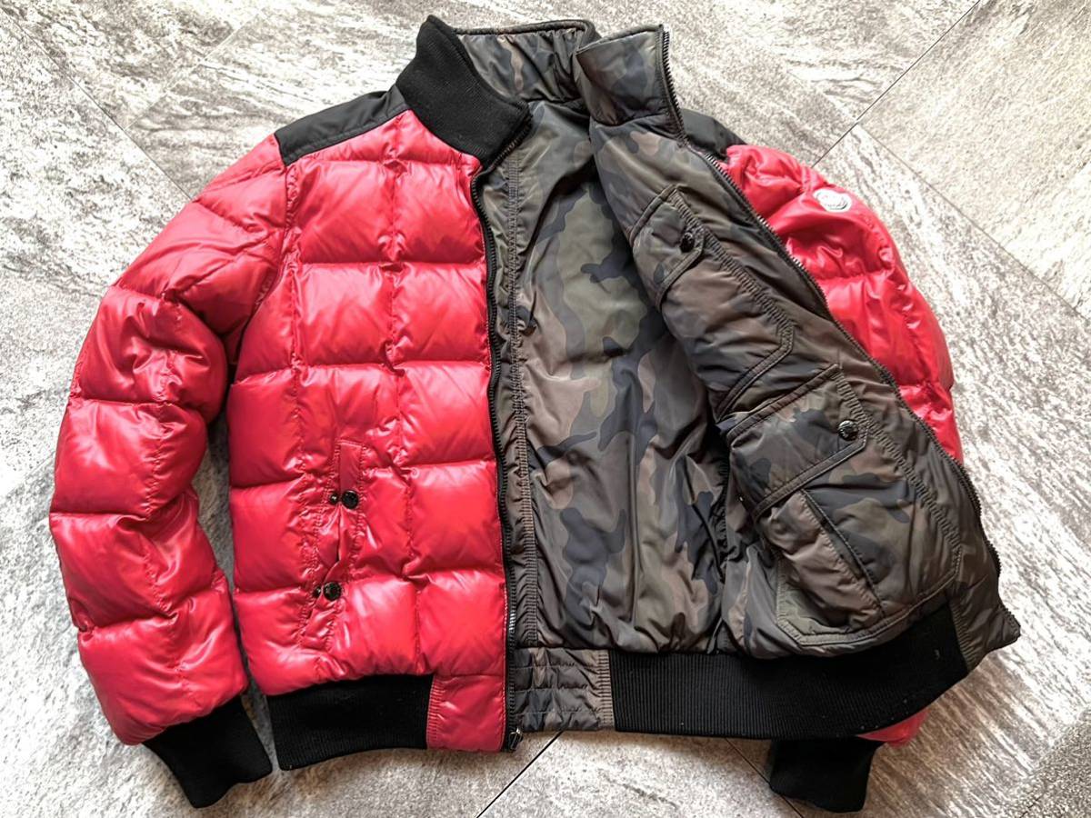 驚きの値段で MONCLER ダウンブルゾン リバーシブル 迷彩、レッド