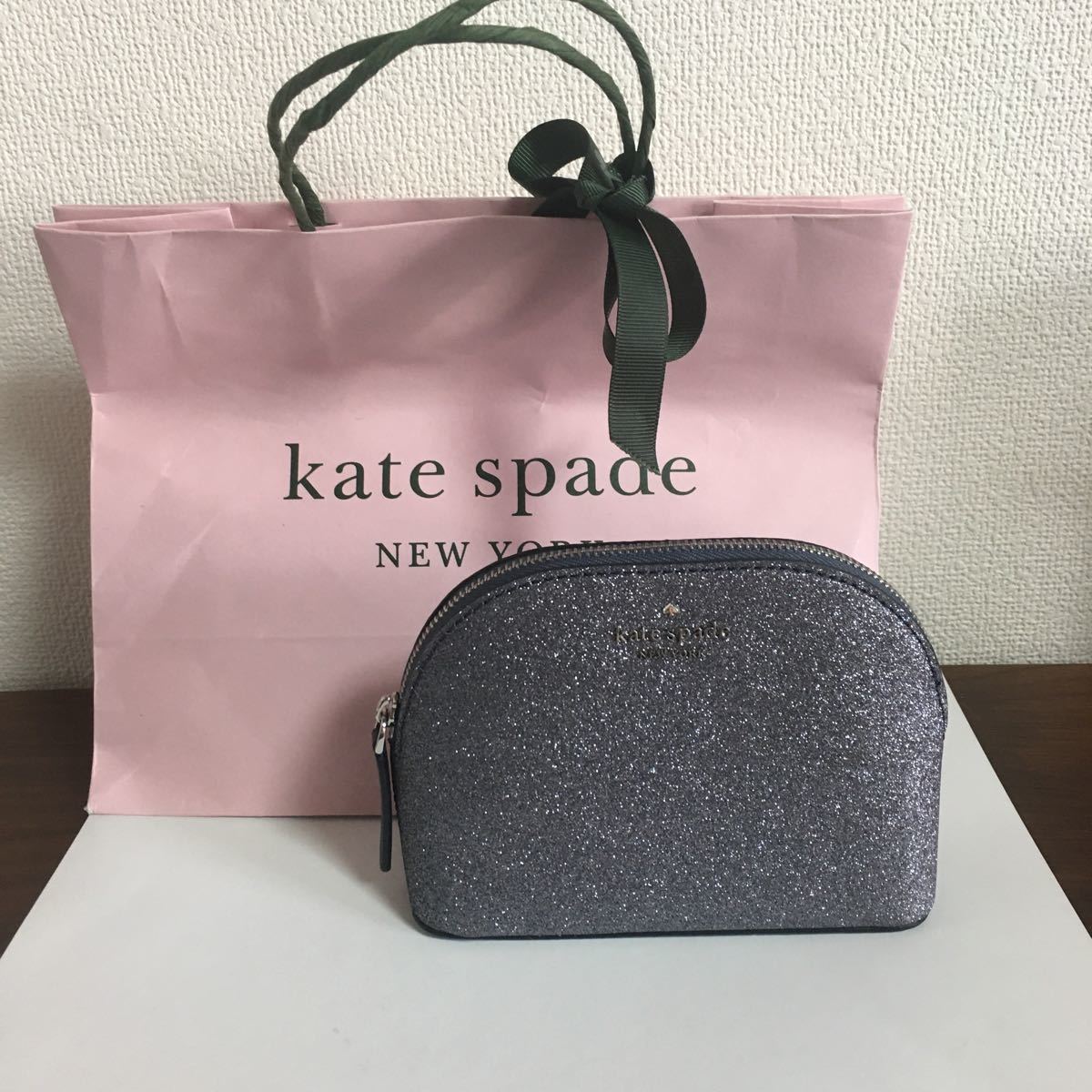 Kate spadeグレーラメポーチ