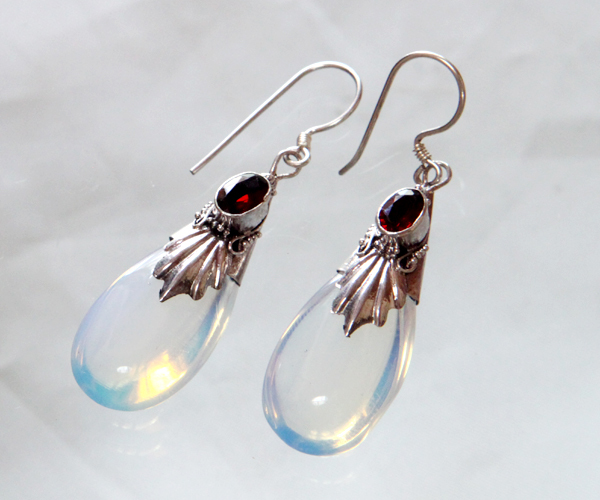 ![ large price decline ] Bali from .... moonstone & garnet. earrings (SE109)