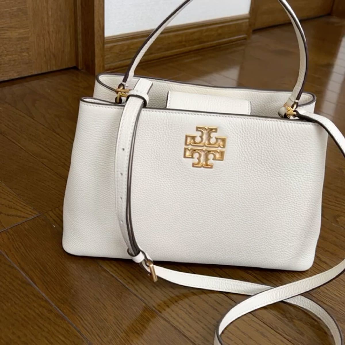 新品同様 TORY BURCH トリーバーチ ブリテン レザー ワン 新品同様 TORY BURCH トリーバーチ ブリテン レザー ワン