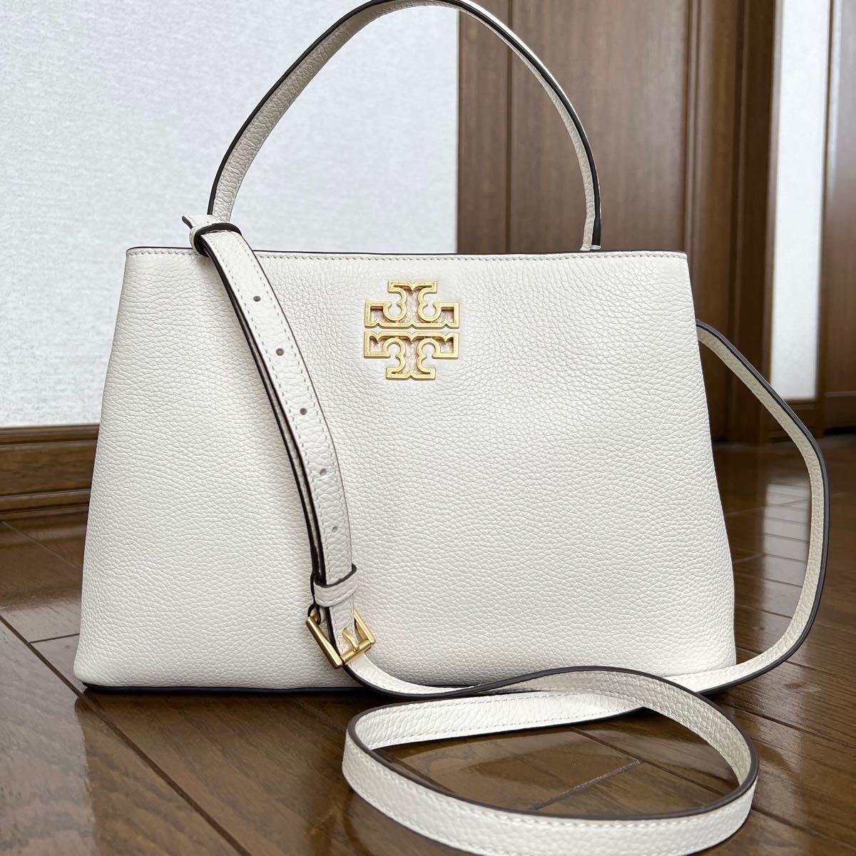 新品同様 TORY BURCH トリーバーチ ブリテン レザー ワン 新品同様 TORY BURCH トリーバーチ ブリテン レザー ワン
