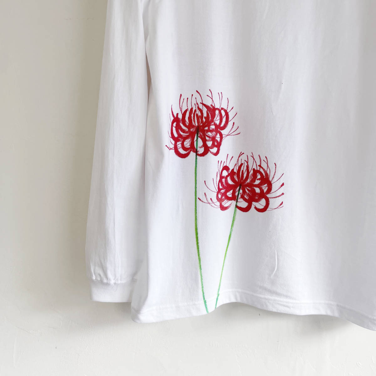 彼岸花柄Tシャツ ホワイト XXLサイズ 手描き長袖Tシャツ 袖リブ付き ロンT 花柄 和柄　白色_画像4