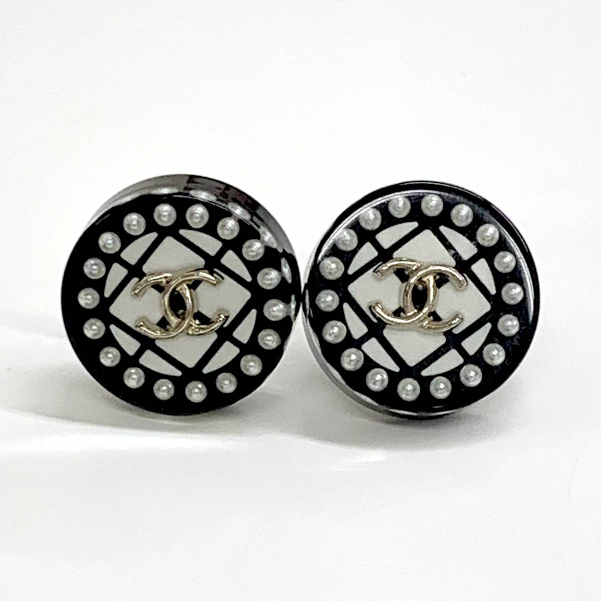 5013 Chanel here Mark pearl round earrings black 