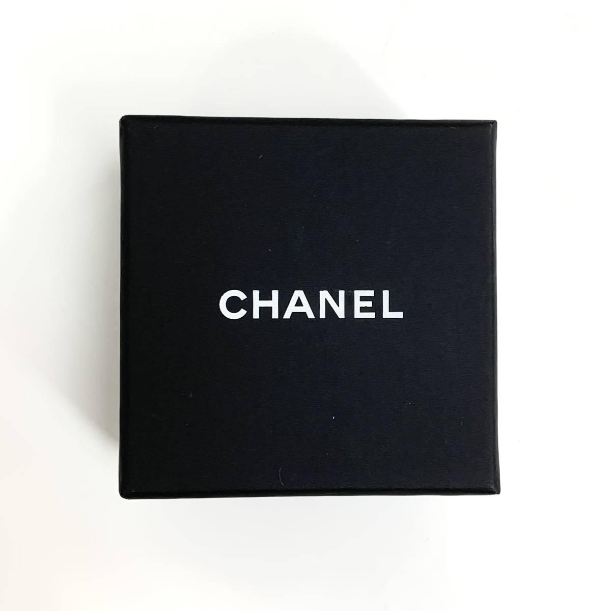 5013 Chanel here Mark pearl round earrings black 