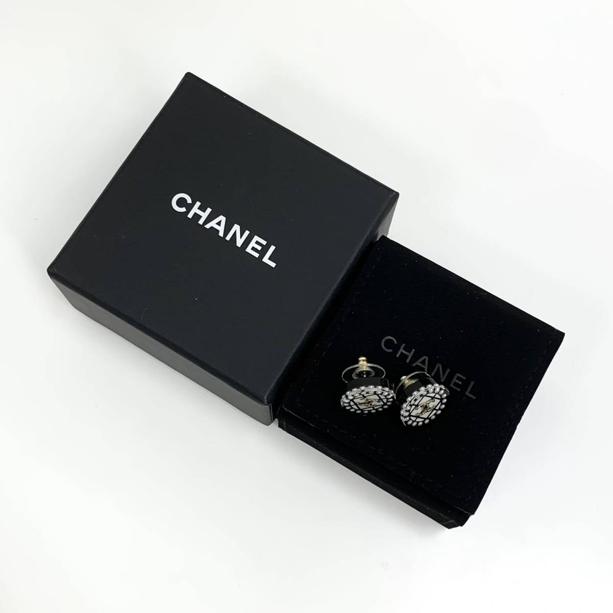 5013 Chanel here Mark pearl round earrings black 