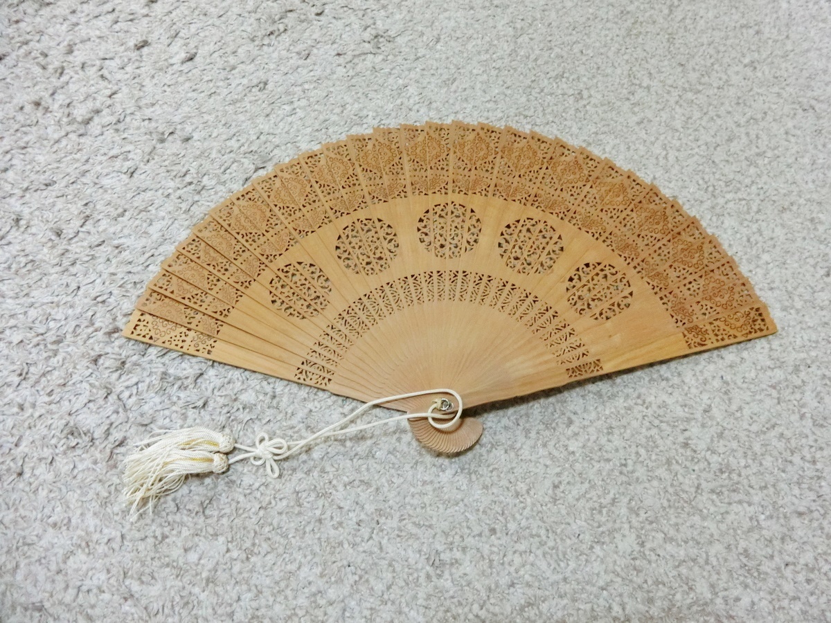 白檀の扇子(箱付き)