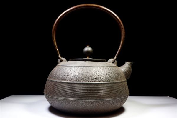 鉄製細工 銅蓋 銅取手 在銘 鉄瓶 開運置物 高さ約20.5cm - 工芸品