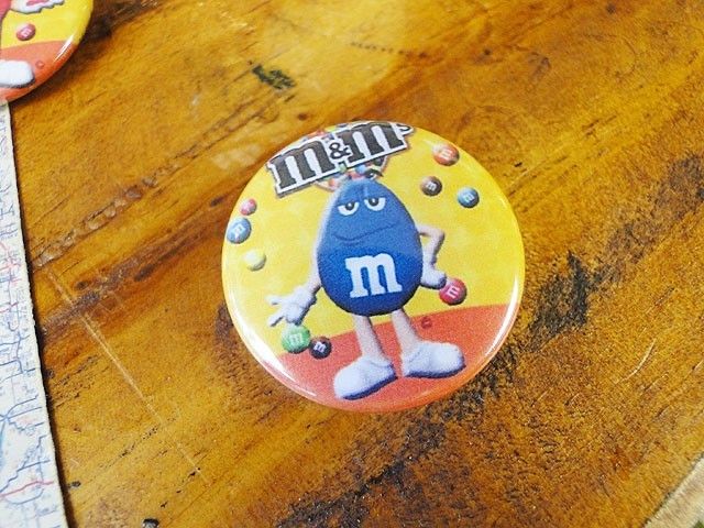 m&m's缶バッジ Sサイズ（ブルー/ポーズ） ■ アメリカン雑貨 アメリカ雑貨_画像1