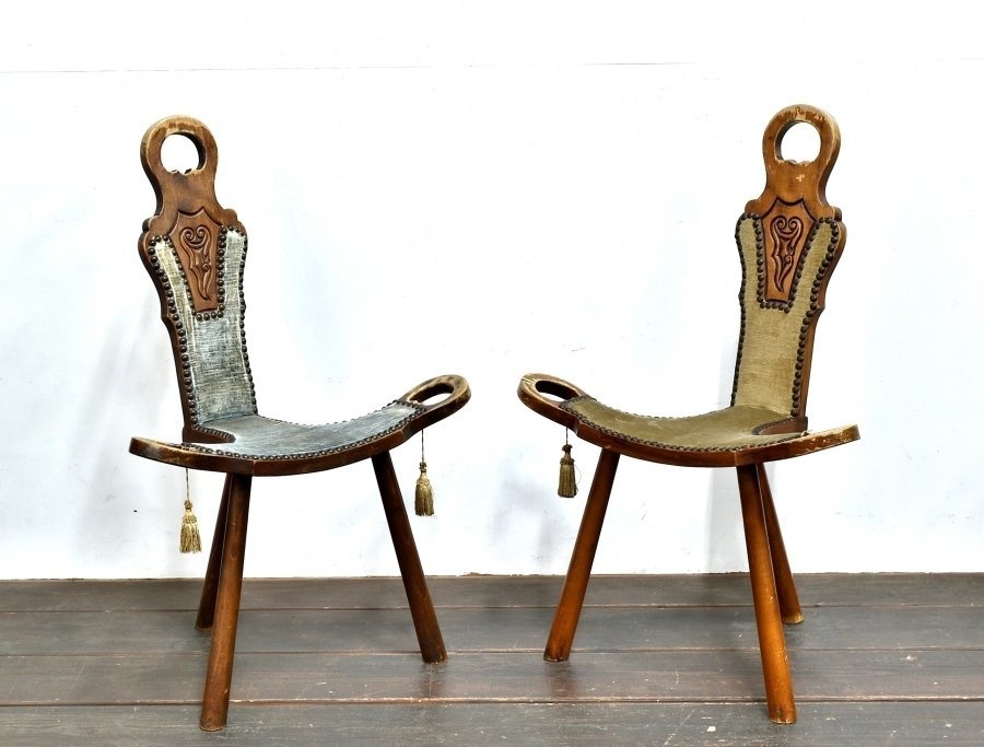 【蔵c4149a】　木製フレーム　椅子　２脚　三つ足