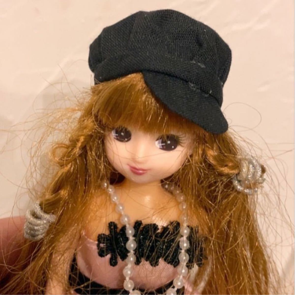 Paypayフリマ 小さい人形がかぶれるシンプル可愛いオシャレな黒キャスケットリカちゃんバービーに