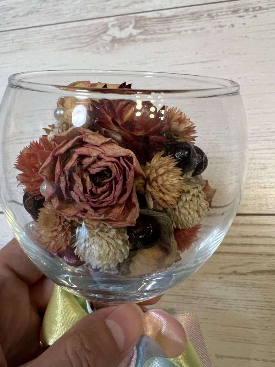 Расположенное стекло -в шариком цветочном цвете кладет в стакан. Я думаю, что продукт более замечательный, чем изображение, подарок