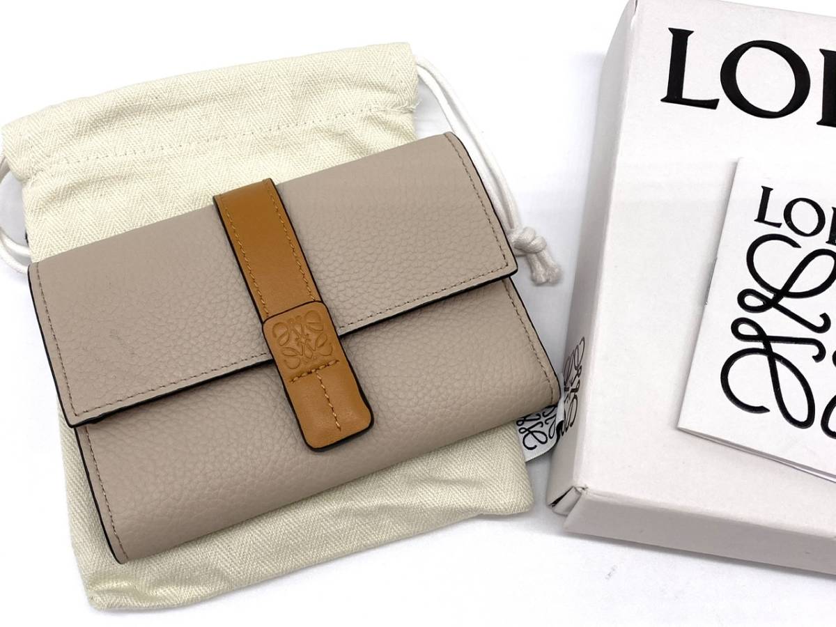 【未使用品】LOEWE スモールバーティカルウォレットライトオーツ ハニー ソフトグレインカーフ 定価79,200円 ロエベ ミニウォレット 財布  レディースファッション 財布