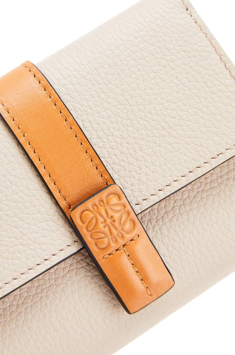未使用品】LOEWE スモールバーティカルウォレットライトオーツ ハニー