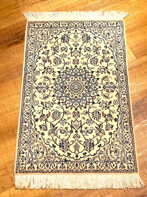 高価値】 ペルシャ絨毯手織りウール&シルク・希少逸品絨毯・イラン 