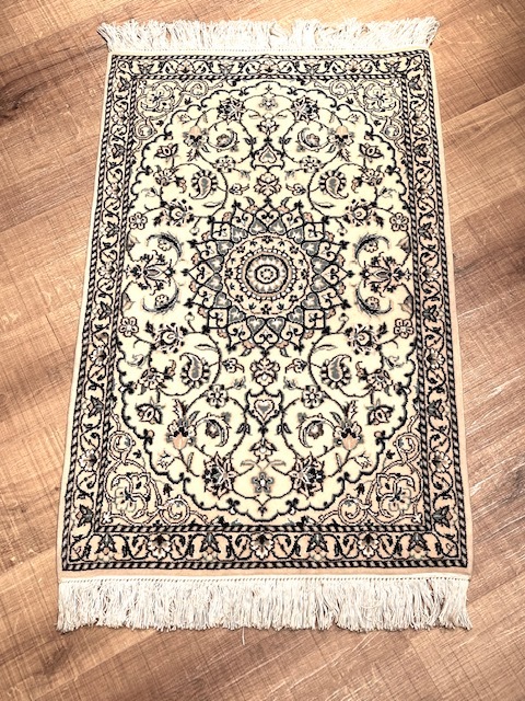 ペルシャ絨毯手織りウール&シルク・希少逸品絨毯・イラン・ラグ・クムデザイン　62cm×96cm nain515