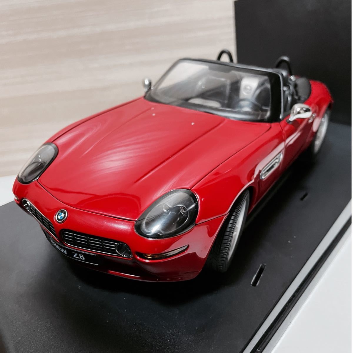 オートアート 1/18 ビー・エム・ダブリュー Z8 / ブラック 商品サイズ