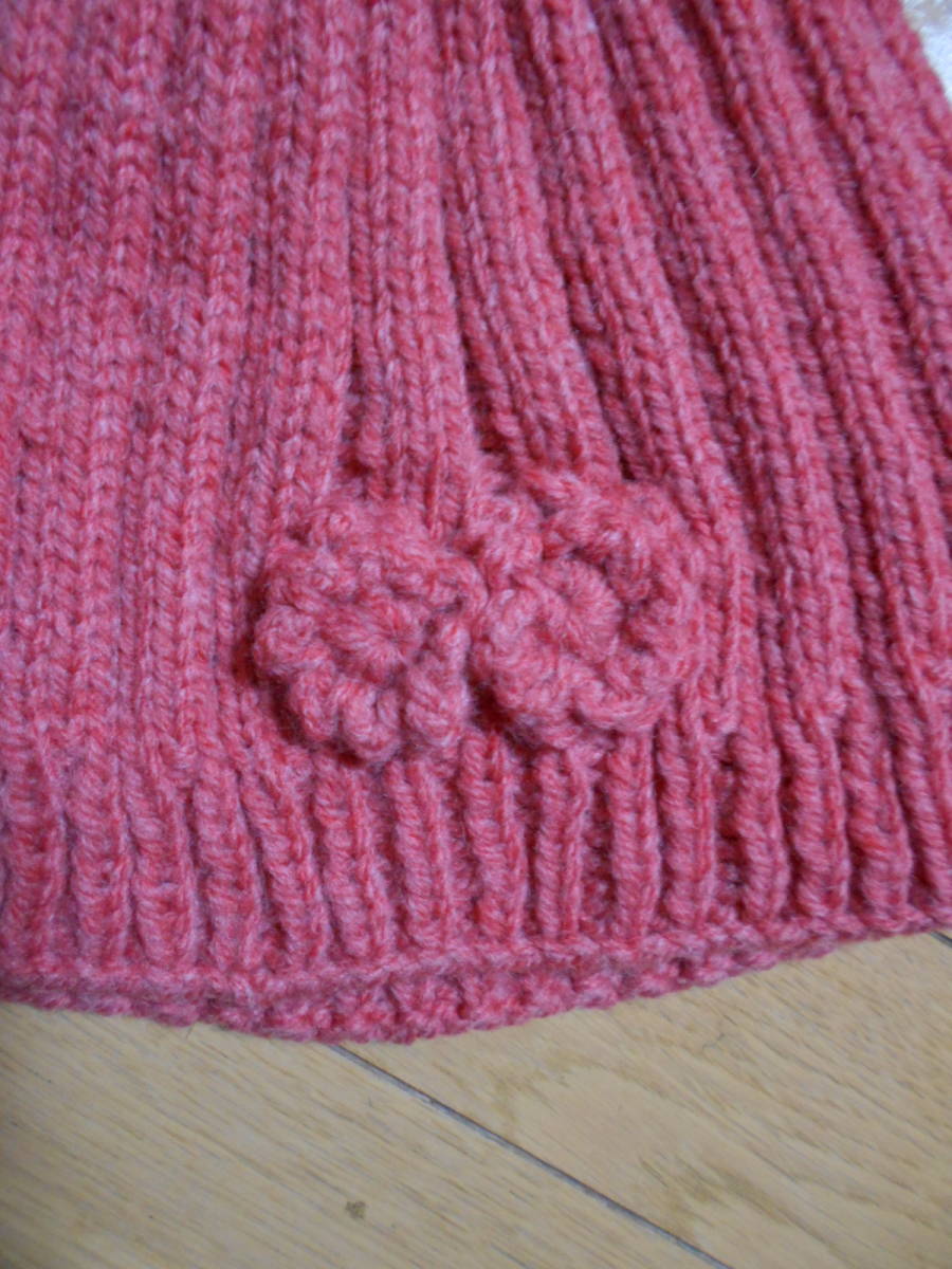手編みの帽子 赤ピンク糸 花付　定形外１４０円　新品_画像2