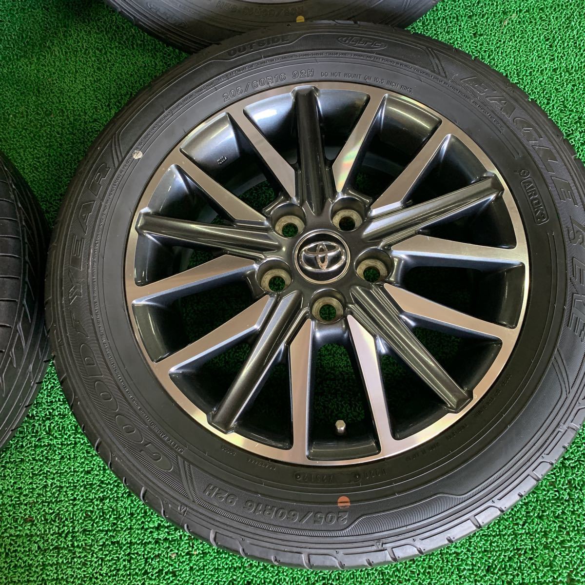 溝ありグッドイヤー205/60R16 トヨタ純正80 ノア VOXY 16インチ アルミ ...