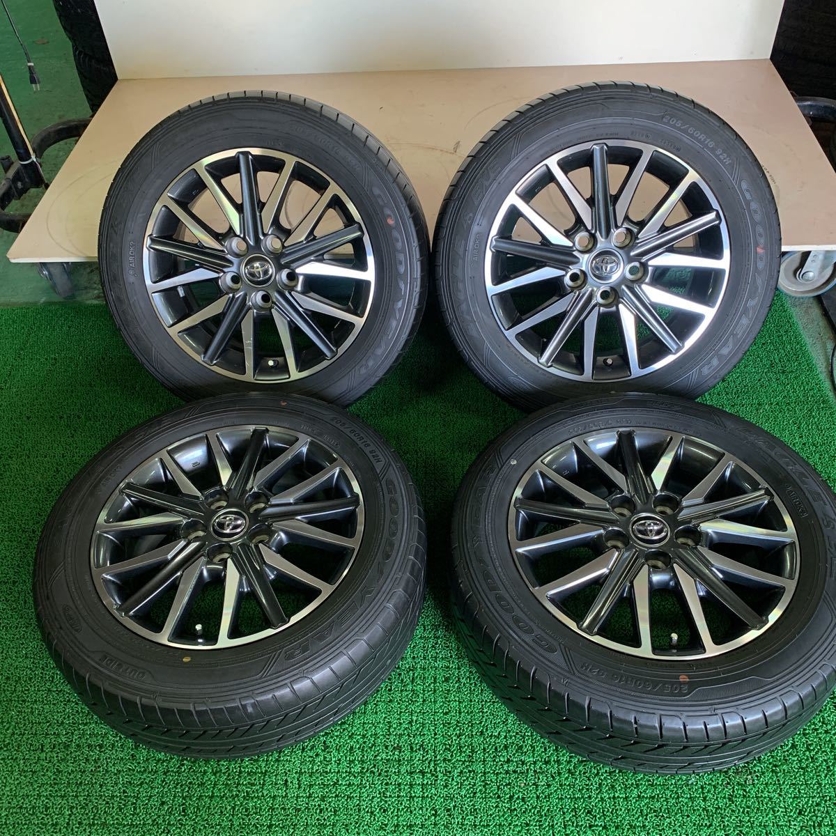 溝ありグッドイヤー205/60R16 トヨタ純正80 ノア VOXY 16インチ アルミ ...