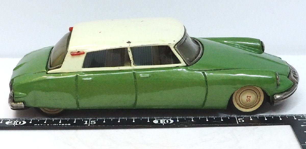 萬代屋【CITROEN DS19 Sedanシトロエン セダン黄緑】ブリキ ミニチュア