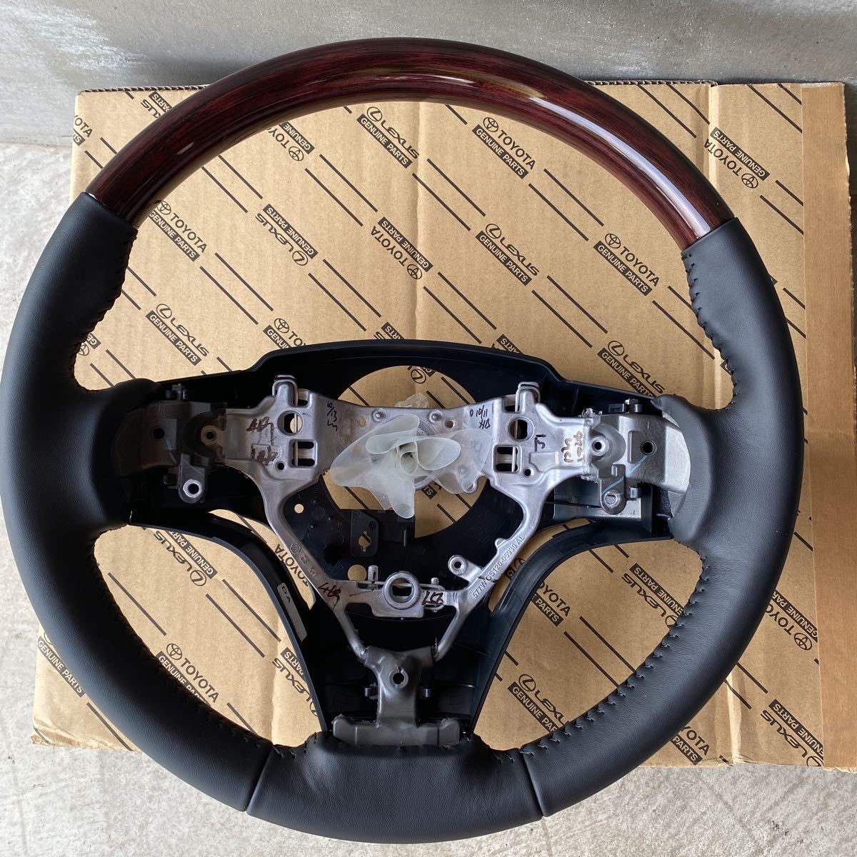 (新品 トヨタ純正 )純正ステアリング ステアリングホイール 60ハリアー 80ヴォクシー 80ノア 45100-48541